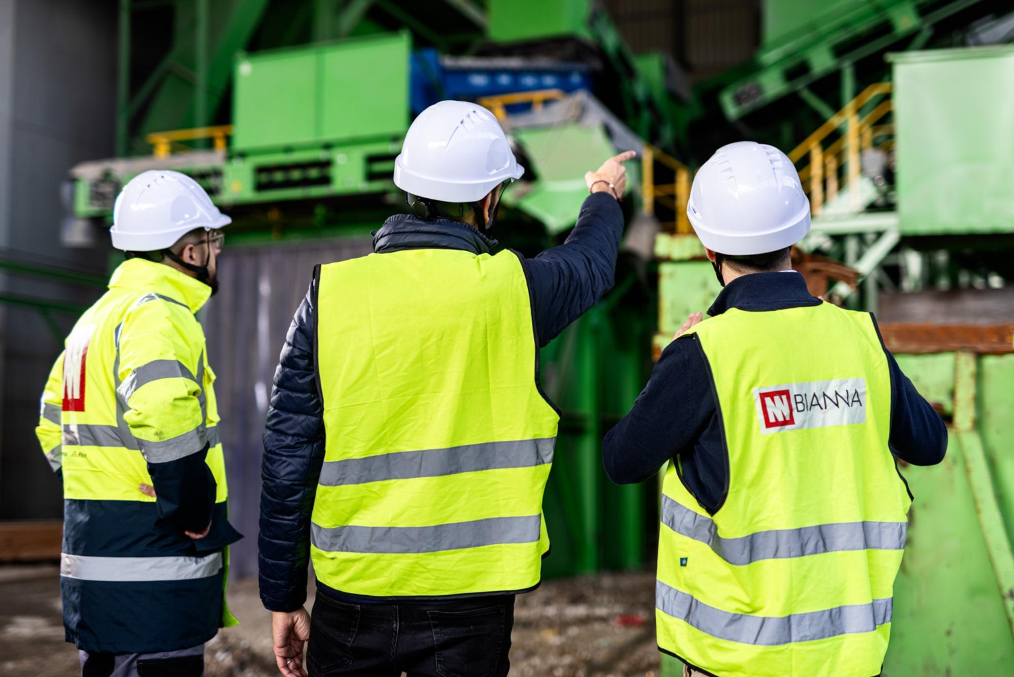 Operarios de Bianna hablando
