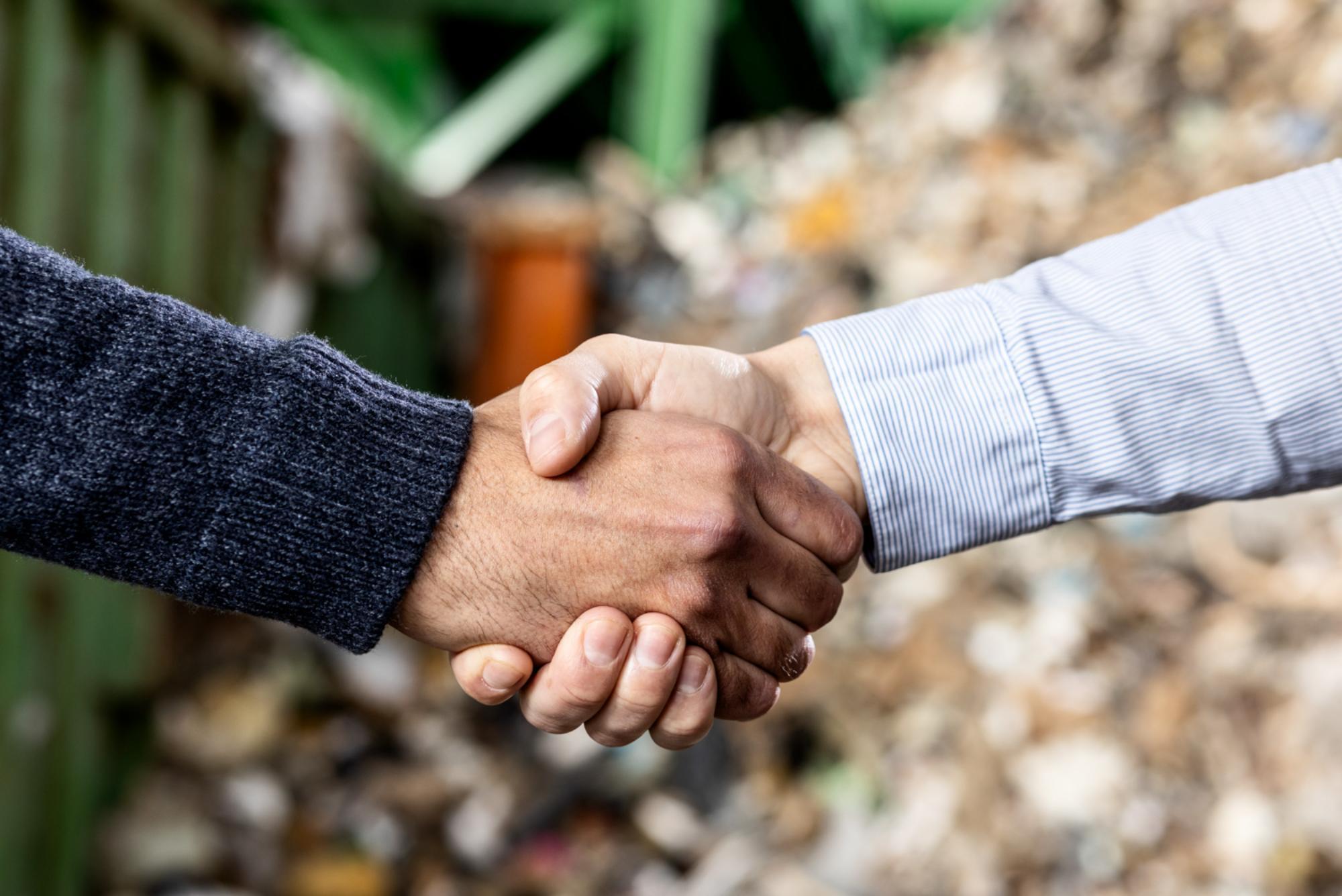 Dos personas dándose la mano