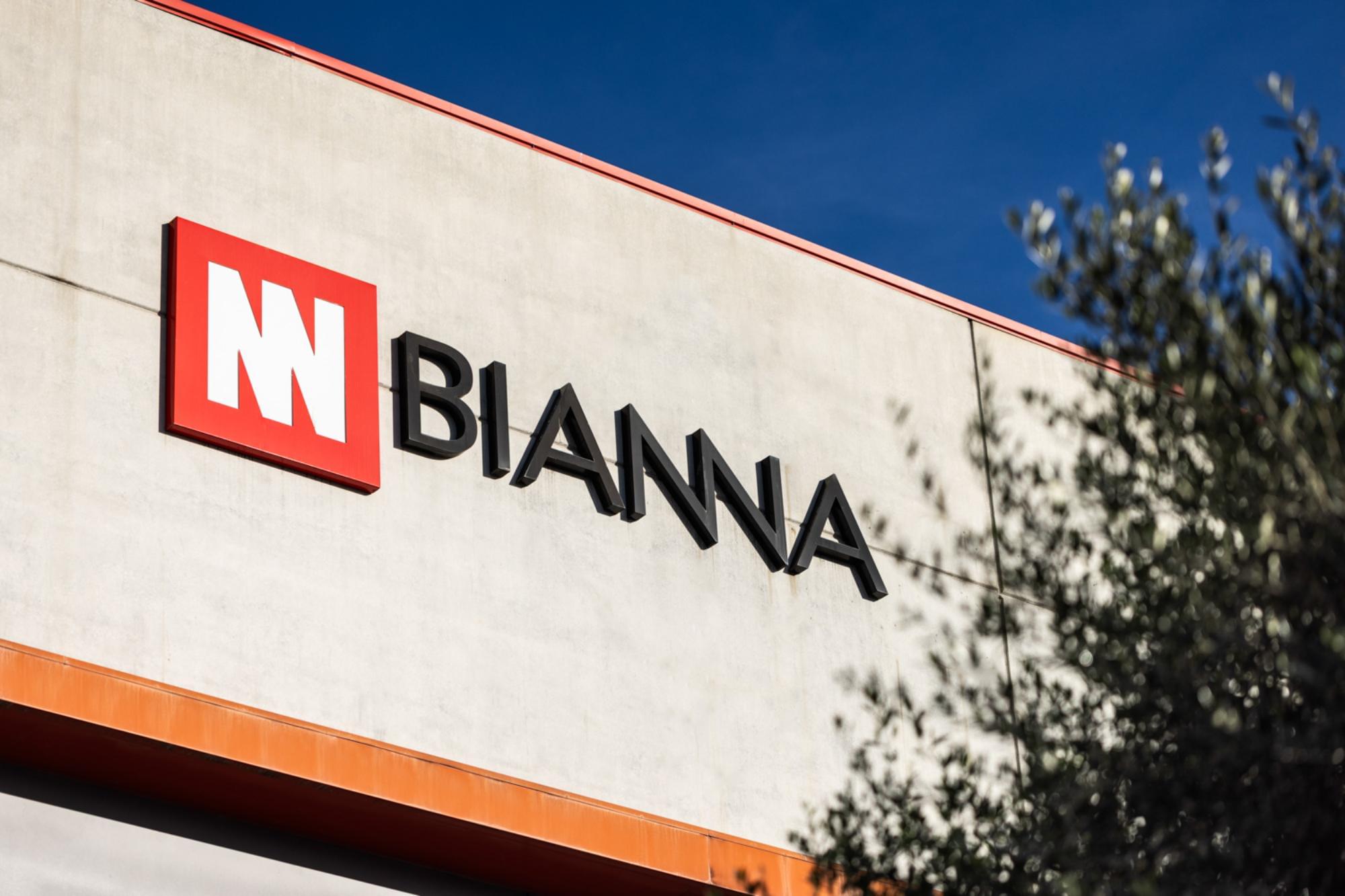 Logo en el exterior del edificio de Bianna