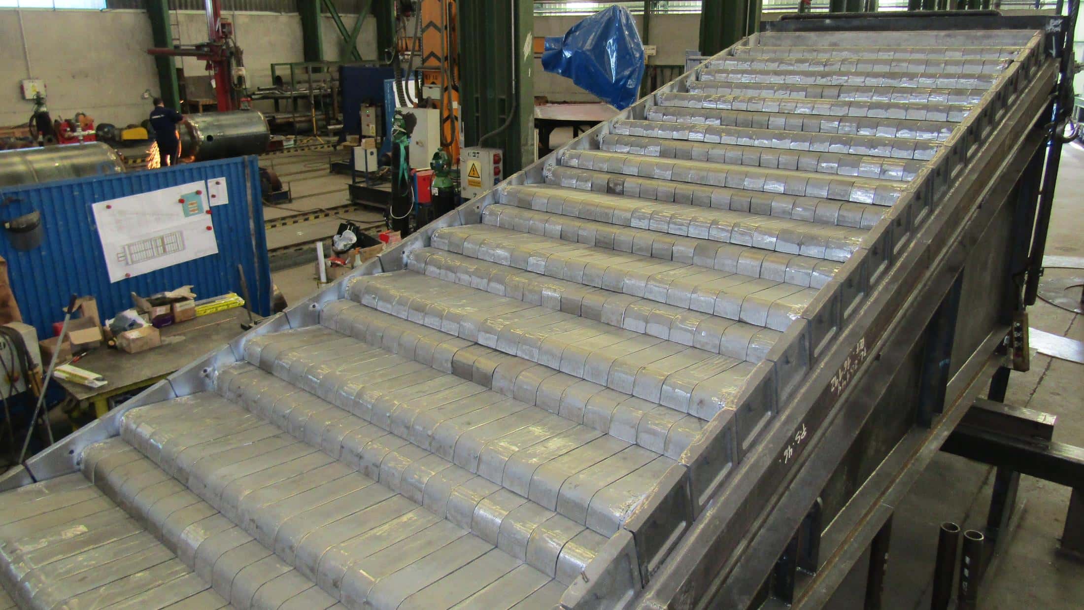 Sistema de combustión con parrilla movil