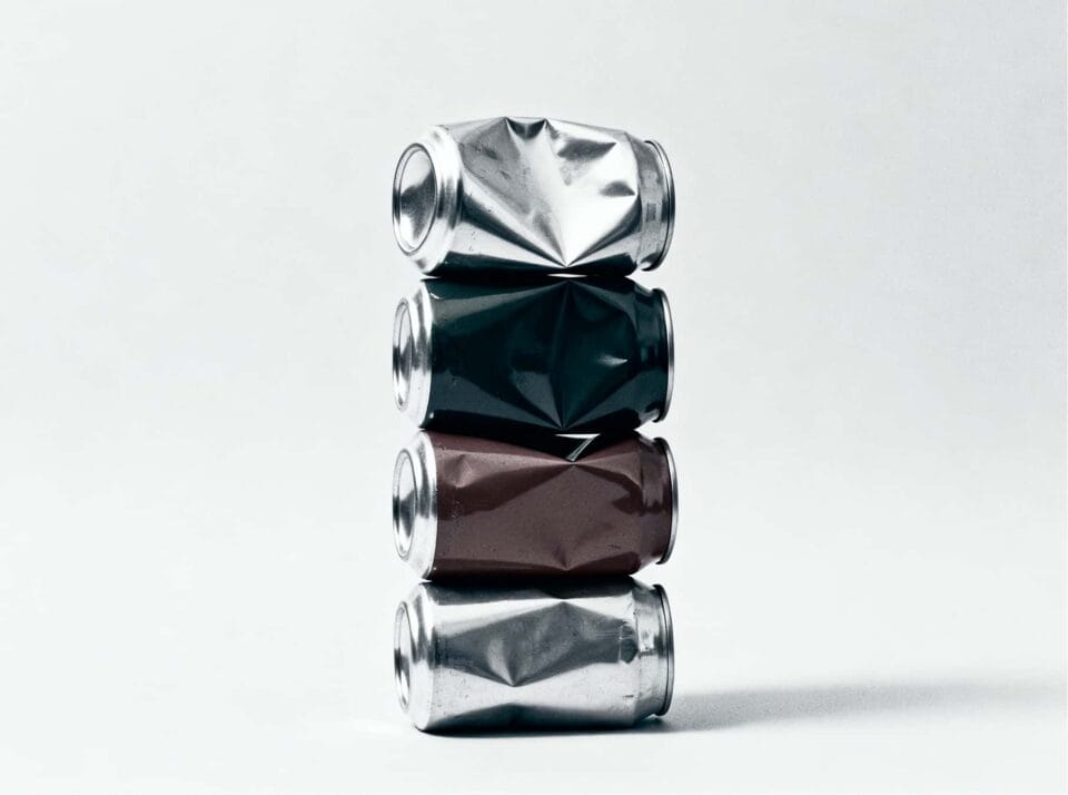 Latas dispuestas una la sobre de la otra